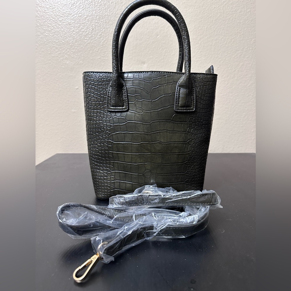 Kaari blue dark green crossbody tote